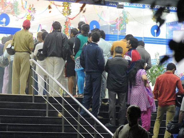People lined up outside an ATM to withdraw Rs 100 notes in New Delhi.(PTI Photo)