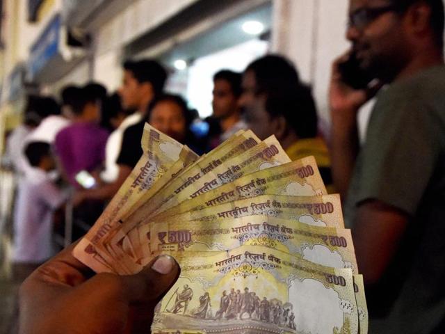 People lined up outside an ATM to withdraw 100 rupees notes and deposite 500 & 1000 rupees notes in Chennai on Tuesday.(PTI) People lined up outside an ATM to withdraw 100 rupees notes and deposite 500 & 1000 rupees notes in Chennai on Tuesday.(PTI)