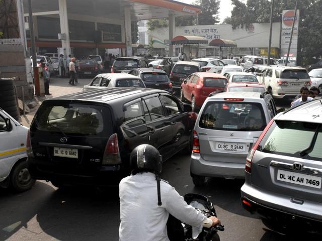 People line up at a petrol pump in New Delhi on Wednesday hours after the government scrapped currency notes of 500/1,000 denomination.(PTI) People line up at a petrol pump in New Delhi on Wednesday hours after the government scrapped currency notes of 500/1,000 denomination.(PTI)
