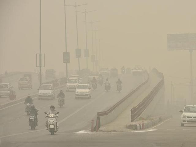 The air quality in Delhi continued to remain “severe” on Wednesday and the weather experts have predicted hazy days from Friday. (HT PHOTO) The air quality in Delhi continued to remain “severe” on Wednesday and the weather experts have predicted hazy days from Friday. (HT PHOTO)