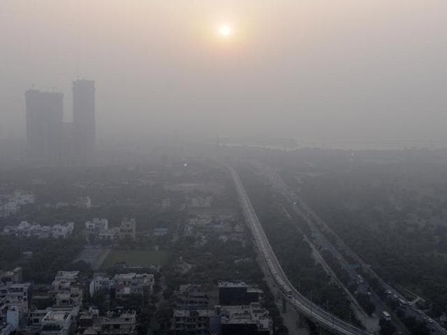 UPPCB said the pollution level is likely to come down a bit on Wednesday, but will remain in the severe category.(Sunil Ghosh/HT Photo)