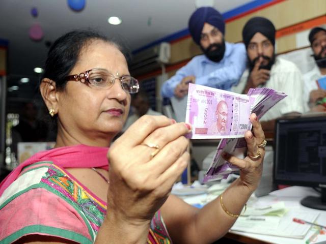 A Central Bank official showing the new Rs 2000 notes at Chotti Baradri in Patiala on Thursday. (Bharat Bhushan/HT Photo) A Central Bank official showing the new Rs 2000 notes at Chotti Baradri in Patiala on Thursday. (Bharat Bhushan/HT Photo)