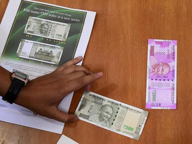 RBI displays the newly issued rupees 500 and 2000 notes at Reserve Bank of India headquarters in Mumbai on Wednesday.(PTI Photo)