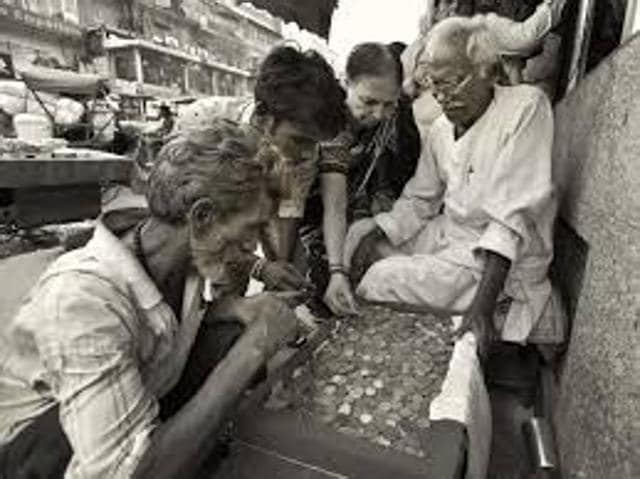 An old coin trader in Delhi. Such scenes are common in almost all metros. (HT Photo) An old coin trader in Delhi. Such scenes are common in almost all metros. (HT Photo)