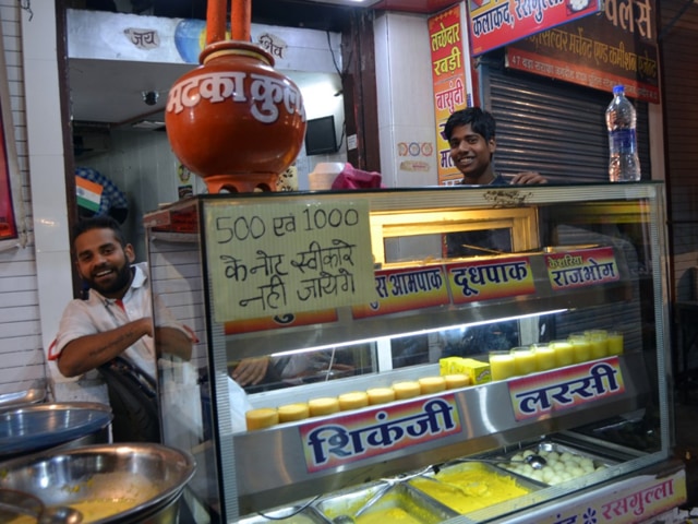 An SBI branch shut in Bhopal on Wednesday.(Mujeeb Faruqui/HT photo)