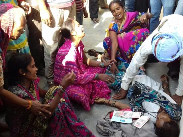 Tirtharaji a 40-year-old washerwoman had gone to the bank to deposit two Rs 1,000 notes.(HT Photo)