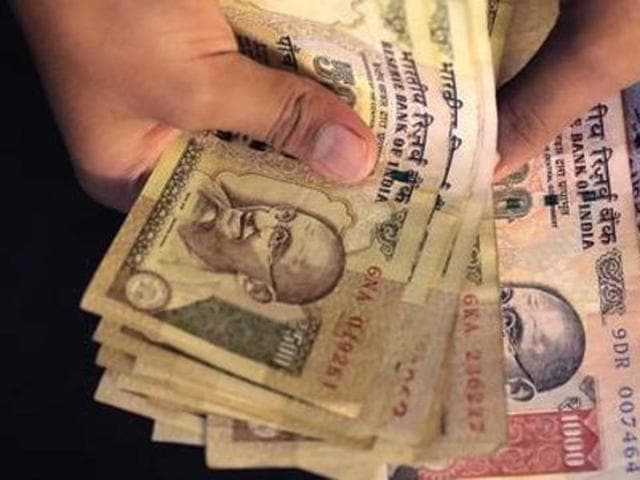 The complainant had just withdrawn cash and valuables at the time and was carrying Rs35,000 in Indian currency, $10,000 and diamond-studded platinum jewellery. (HT File Photo) The complainant had just withdrawn cash and valuables at the time and was carrying Rs35,000 in Indian currency, $10,000 and diamond-studded platinum jewellery. (HT File Photo)