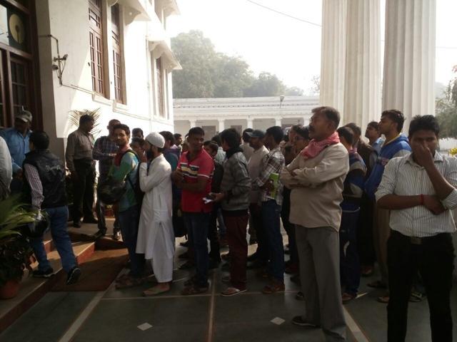 A long queue can be seen outside a SBI bank branch in Lucknow. (HT Photo) A long queue can be seen outside a SBI bank branch in Lucknow. (HT Photo)