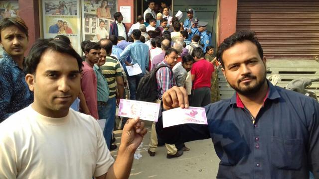 People show new Rs 2000 bank notes outside a bank in Ghaziabad. (HT Photo) People show new Rs 2000 bank notes outside a bank in Ghaziabad. (HT Photo)