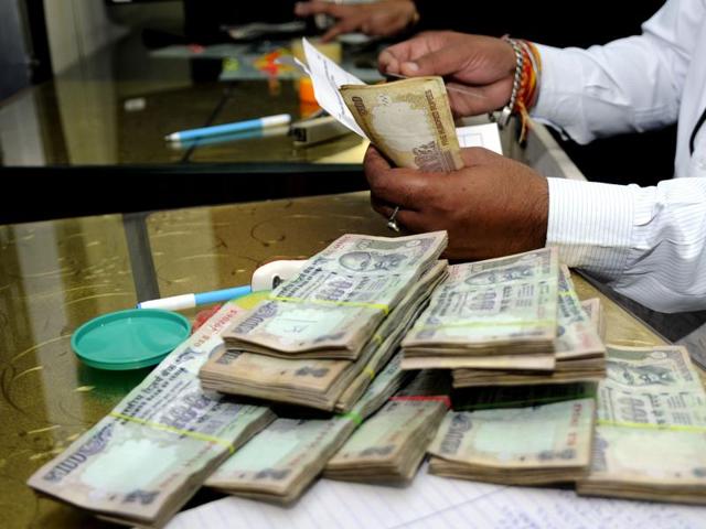 Bank officials exchanging the Rs 500 and Rs 1000 denomination notes with Rs 100 notes in Patiala on Thursday. (Bharat Bhushan/HT Photo) Bank officials exchanging the Rs 500 and Rs 1000 denomination notes with Rs 100 notes in Patiala on Thursday. (Bharat Bhushan/HT Photo)