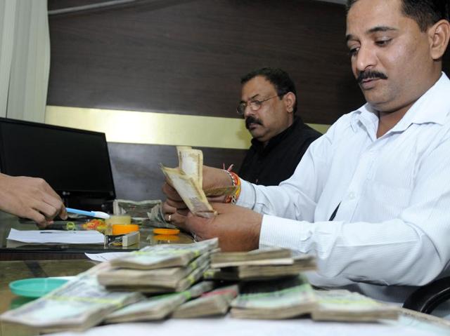 A State Bank of Patiala official counting the money on Thursday. (Bharat Bhushan/HT Photo) A State Bank of Patiala official counting the money on Thursday. (Bharat Bhushan/HT Photo)