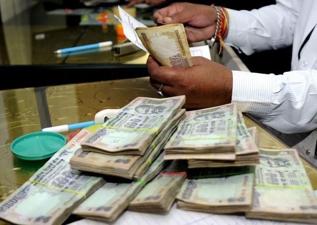 State Bank of Patiala officials deposit Rs 500 and Rs 1000 denomination notes, in Patiala. (Bharat Bhushan /HT Photo) State Bank of Patiala officials deposit Rs 500 and Rs 1000 denomination notes, in Patiala. (Bharat Bhushan /HT Photo)