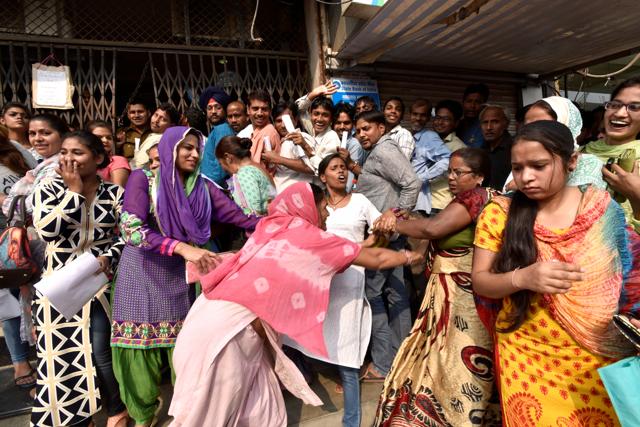 A push fight due to long waits outside banks for currency exchange in New Delhi. (Arvind Yadav/HT PHOTO) A push fight due to long waits outside banks for currency exchange in New Delhi. (Arvind Yadav/HT PHOTO)