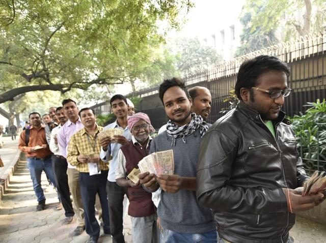 A long queue in front of the Reserve Bank of India at Parliament Street in New Delhi.(Arvind Yadav/HT PHOTO)