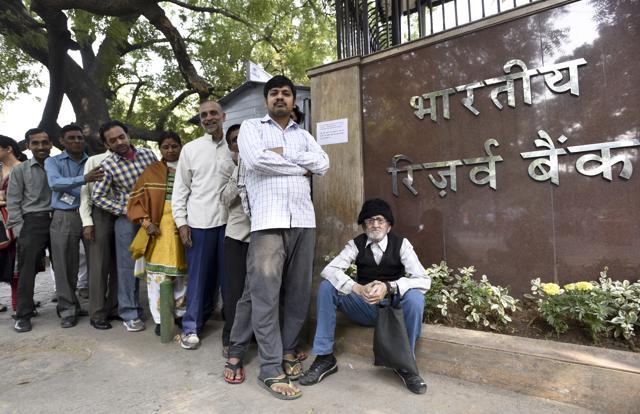 People wait in front of the Reserve Bank of India in New Delhi to exchange their demonetised currency notes on Thursday. (Arvind Yadav/HT Photo) People wait in front of the Reserve Bank of India in New Delhi to exchange their demonetised currency notes on Thursday. (Arvind Yadav/HT Photo)