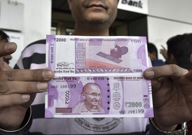 A close look of the new Rs 2000 bank note issued by the government. (Arvind Yadav/HT Photo) A close look of the new Rs 2000 bank note issued by the government. (Arvind Yadav/HT Photo)