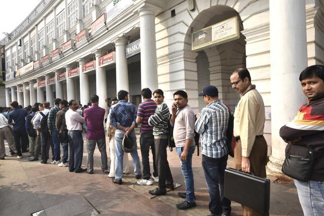 People queue up outside ICICI Bank in Connaught place in New Delhi. (Arvind Yadav/HT Photo) People queue up outside ICICI Bank in Connaught place in New Delhi. (Arvind Yadav/HT Photo)
