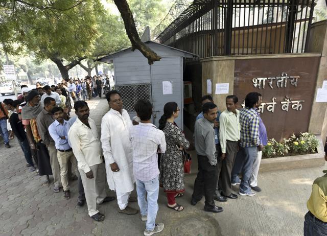 Peope stand outside Reserve Bank of India to exchange banned Rs 500 and Rs 1000 bnaknotes, at Parliament Street in New Delhi. (Arvind Yadav/HT Photo) Peope stand outside Reserve Bank of India to exchange banned Rs 500 and Rs 1000 bnaknotes, at Parliament Street in New Delhi. (Arvind Yadav/HT Photo)