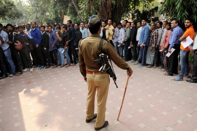 Police man deployed outside the banks to control the crowd. (Burhaan Kinu/HT PHOTO) Police man deployed outside the banks to control the crowd. (Burhaan Kinu/HT PHOTO)