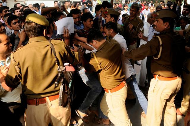 Police officers control small push and pull fights outside banks in Noida. (Burhaan Kinu/HT PHOTO) Police officers control small push and pull fights outside banks in Noida. (Burhaan Kinu/HT PHOTO)