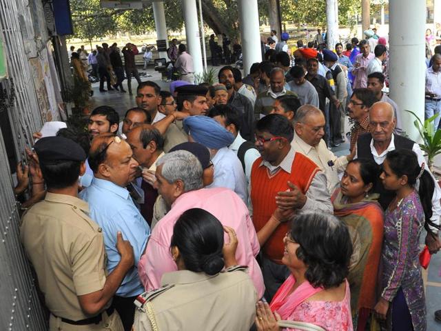 Heavy rush outside State Bank of India branch at Sector 17 in Chandigarh on Thursday. (Keshav Singh/HT Photo) Heavy rush outside State Bank of India branch at Sector 17 in Chandigarh on Thursday. (Keshav Singh/HT Photo)