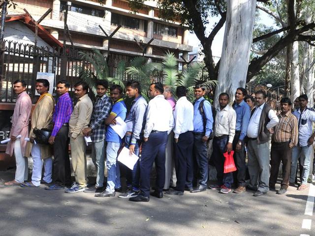 Long queue outside the Reserve Bank of India at Sector 17 in Chandigarh on Thursday. (Keshav Singh/HT Photo) Long queue outside the Reserve Bank of India at Sector 17 in Chandigarh on Thursday. (Keshav Singh/HT Photo)