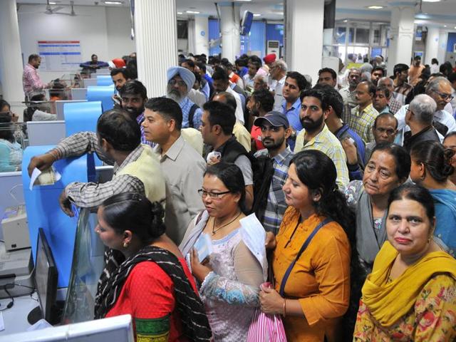 Heavy rush inside the SBI bank at Sector 17 in Chandigarh on Thursday. (Keshav Singh/HT Photo) Heavy rush inside the SBI bank at Sector 17 in Chandigarh on Thursday. (Keshav Singh/HT Photo)