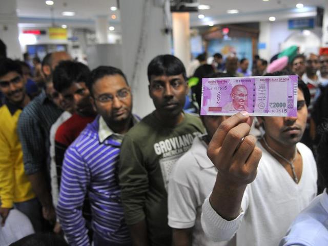 A man showing the new currency note at Sector 17 in Chandigarh on Thursday. (Keshav Singh/HT Photo) A man showing the new currency note at Sector 17 in Chandigarh on Thursday. (Keshav Singh/HT Photo)