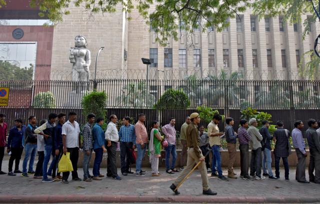 People stand in long queues to exchange their old Rs 500 and 1000 notes outside RBI headquarters in New Delhi, India, on Thursday, November 10, 2016. (Ravi Choudhary/HT PHOTO) People stand in long queues to exchange their old Rs 500 and 1000 notes outside RBI headquarters in New Delhi, India, on Thursday, November 10, 2016. (Ravi Choudhary/HT PHOTO)