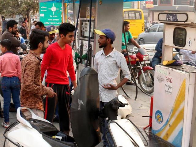 People with their vehicles at a fuel station in Bathinda on Wednesday. (Sanjeev Kumar/Hindustan Times) People with their vehicles at a fuel station in Bathinda on Wednesday. (Sanjeev Kumar/Hindustan Times)