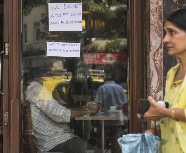 Hotel owners at Dadar put up notices that Rs 500 and Rs 1000 notes will not be accepted on Wednesday.(Satish Bate/HT)