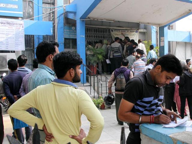 A man filling the form to exchange his money outside State bank of India near Fountain chowk in Ludhiana on Thursday. (JS Grewal/HT Photo) A man filling the form to exchange his money outside State bank of India near Fountain chowk in Ludhiana on Thursday. (JS Grewal/HT Photo)