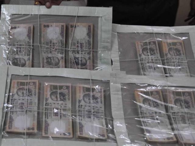 Investigators said that as handlers are frequently arrested, smugglers now hand over smaller amounts of the counterfeit currency at a time, to avoid losses.(File photo) Investigators said that as handlers are frequently arrested, smugglers now hand over smaller amounts of the counterfeit currency at a time, to avoid losses.(File photo)