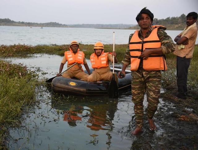 Actor Duniya Vijay (2R) walks from a boat with rescue officials as they search for two stuntmen in a reservior at Thippagondanahalli, some 35 kms west of Bangalore.Scuba divers have joined the search for the second stunt actor who drowned on Monday. (AFP) Actor Duniya Vijay (2R) walks from a boat with rescue officials as they search for two stuntmen in a reservior at Thippagondanahalli, some 35 kms west of Bangalore.Scuba divers have joined the search for the second stunt actor who drowned on Monday. (AFP)