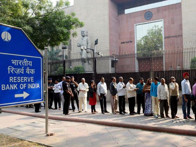 People queue outside the Reserve Bank of India to deposit and exchange 500 and 1000 currency notes, in New Delhi.(AFP Photo)