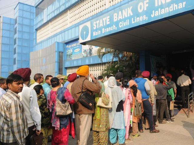 A long queue outside Jalandhar main branch of State Bank of India for exchange of Rs 500 and Rs 1000 notes on Thursday. (Pardeep Pandit/HT Photo) 