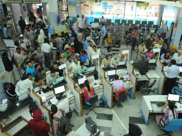 Heavy rush at State Bank of India in Jalandhar on Thursday. (Pardeep Pandit/HT Photo) 
