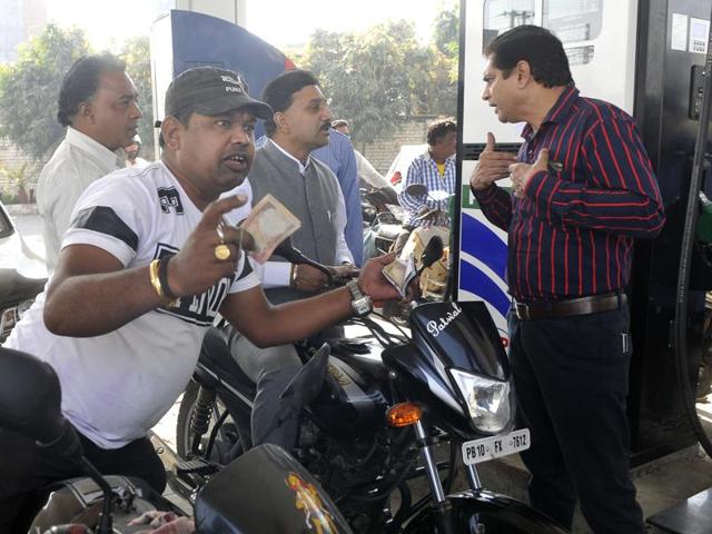Vehicle owners arguing with the staff at a petrol pump in Ludhiana on Wednesday. (Gurminder Singh/HT Photo) Vehicle owners arguing with the staff at a petrol pump in Ludhiana on Wednesday. (Gurminder Singh/HT Photo)