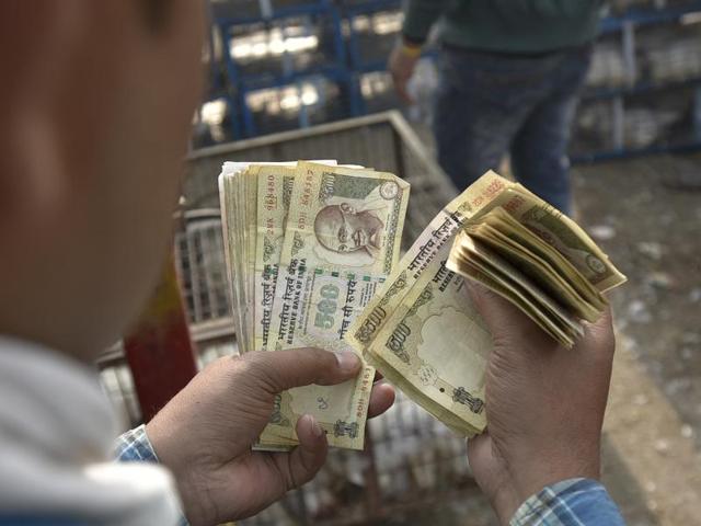 Black marketers have been illegally exchanging money after Prime Minister Narendra Modi announced the scrapping of Rs 1000 and 500 notes on November 9, 2016.(Parwaz Khan/ HT Photo)