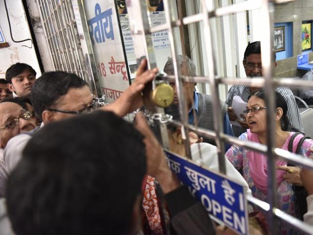 Rush at the State Bank of India’s Central Market, Lajpat Nagar branch, right before it opens.(Saumya Khandelwal/HT Photo)