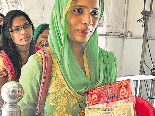 FOR GOD’S SAKE: A woman carrying a Rs 500 note in donation at the Mansa Devi temple in Panchkula on Wedensday.(Sant Arora/HT Photo)