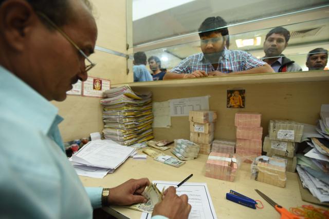 Bank officials exchanging Rs 500 and Rs 1000 denomination notes with Rs 100 rupees note at Bank Of Baroda in Lucknow. (Arun Sharma/HT PHOTO) Bank officials exchanging Rs 500 and Rs 1000 denomination notes with Rs 100 rupees note at Bank Of Baroda in Lucknow. (Arun Sharma/HT PHOTO)