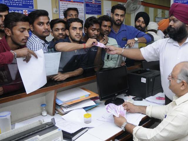 Bank manager of Central Bank in Chotti Baradari HPS Sehgal distributing the new Rs 2000 notes in Patiala on Thursday. (Bharat Bhushan/HT Photo) Bank manager of Central Bank in Chotti Baradari HPS Sehgal distributing the new Rs 2000 notes in Patiala on Thursday. (Bharat Bhushan/HT Photo)