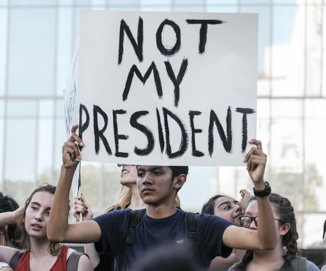 Demonstrators rally outside Los Angeles City Hall to protest the presidential election win of Donald Trump in Los Angeles, California. (AFP Photo) Demonstrators rally outside Los Angeles City Hall to protest the presidential election win of Donald Trump in Los Angeles, California. (AFP Photo)