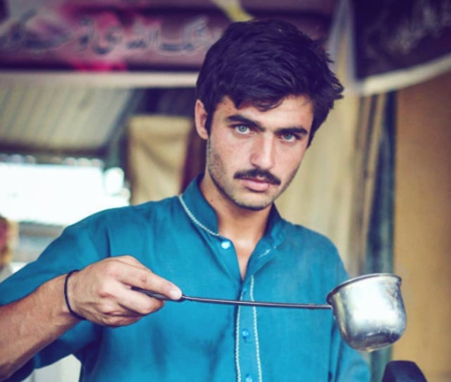 This handsome tea seller found himself being called the internet’s hottest #ChaiWalla after this image of him went viral.(Aley Bhaidani / Good Morning Pakistan)