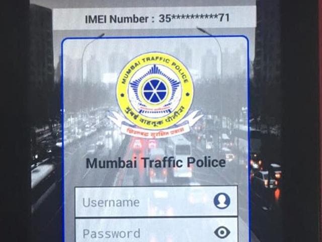 A total of 500 e-challan devices are being rolled out to traffic chowkies across the city at present and the process of collecting cashless fines has already begun. (HT Photo) A total of 500 e-challan devices are being rolled out to traffic chowkies across the city at present and the process of collecting cashless fines has already begun. (HT Photo)