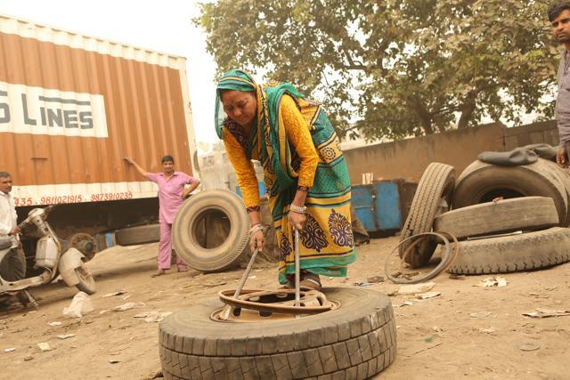 Starting off with a tea stall in the Capital, Shanti Devi switched to being a mechanic and has been doing the job for the last 20 years. (Manoj Verma/HT Photo)