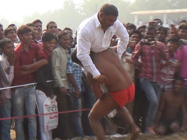 Wrestler Rajkumar Paswan grab hold of MLA Arun Yadav before slamming him on the ground. Wrestler Rajkumar Paswan grab hold of MLA Arun Yadav before slamming him on the ground.