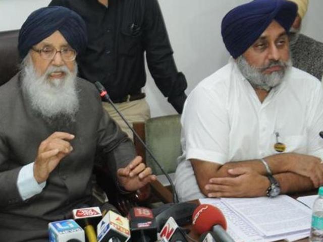 Punjab chief minister Prakash Singh Badal (left) and deputy CM Sukhbir Singh Badal at a press conference in Chandigarh on Nov. 10, 2016. (HT Photo) Punjab chief minister Prakash Singh Badal (left) and deputy CM Sukhbir Singh Badal at a press conference in Chandigarh on Nov. 10, 2016. (HT Photo)