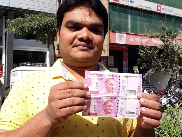 People thronged banks, post offices to get exchange of 1,000 and 500-rupee banknotes in Indore on Thursday.(Arun Mondhe/HT)